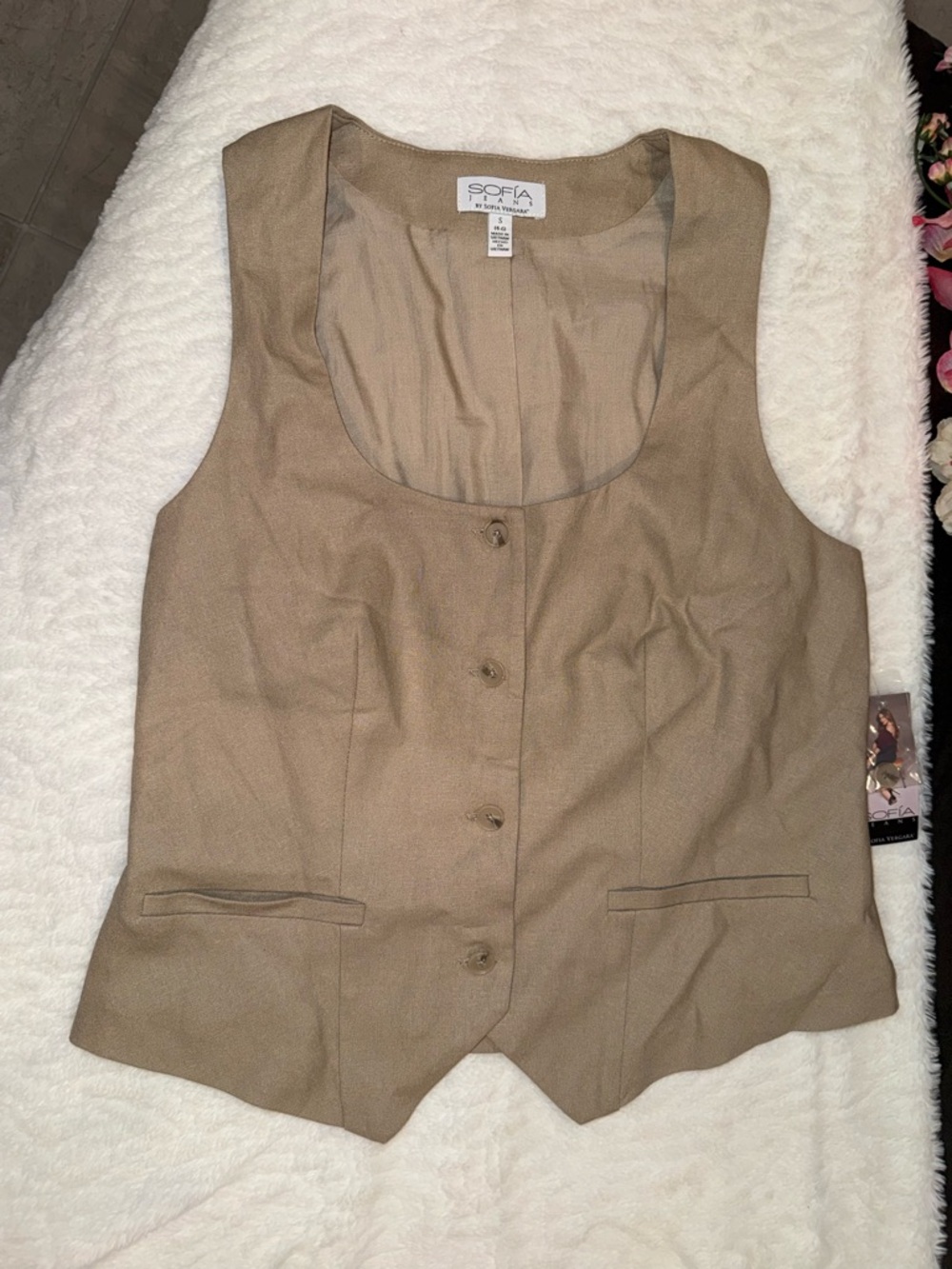 3 x 20$ NWT SOFIA by Sofia Vergara Beige Sleeveless Vest Size Small